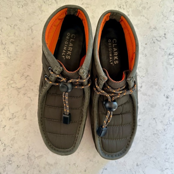 Clark’s Women’s Olive Quilted Wallabees with Orange Accents | Chukka Boots | 5.5 - Picture 5 of 9